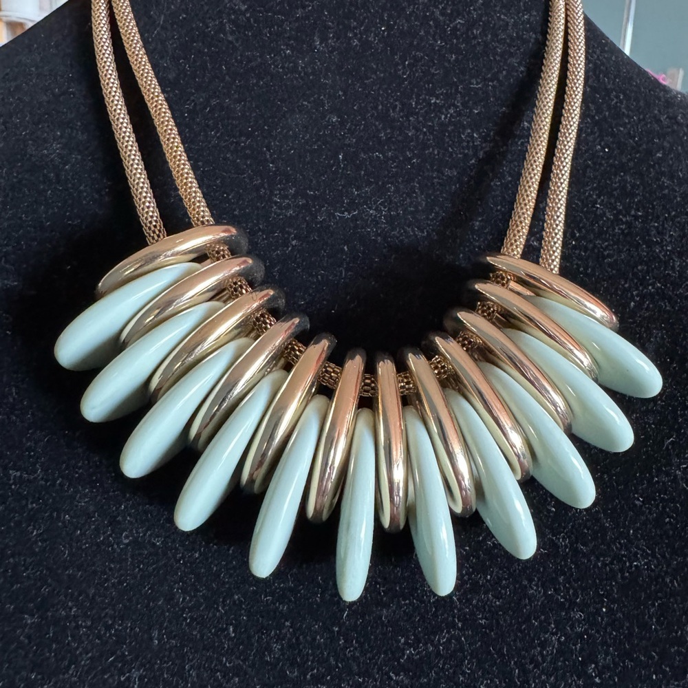 Elegant Gold tone and GreenNecklace